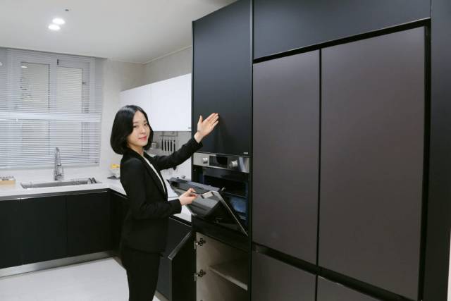 한샘 인테리어 전문가가 스마트패키지를 설명하고 있다. /사진 제공=한샘