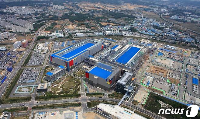 삼성전자의 세계 최대 규모 반도체 공장인 평택 2라인이 있는 평택캠퍼스 전경. (삼성전자 제공)2020.8.30/뉴스1