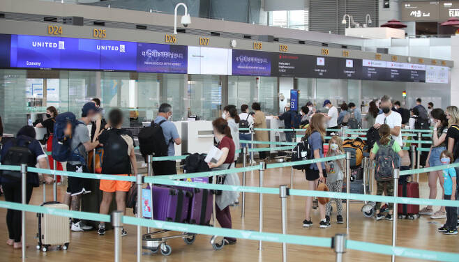 인천국제공항 1터미널 출국장이 10일 해외 출국자들로 붐비고 있다. 연합뉴스