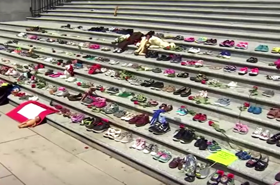 지난달 28일(현지시간) 캐나다 밴쿠버 미술관 계단에 시민들이 신발을 놓으며 아이들을 추모하고 있다. 〈사진=로이터〉