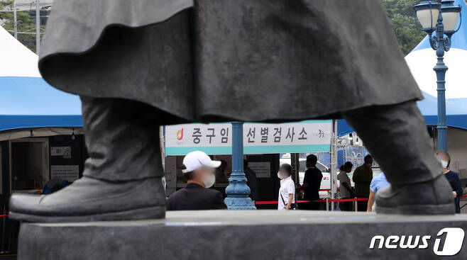 11일 서울역 광장에 마련된 중구 임시 선별진료소에서 시민들이 검체검사 순서를 기다리고 있다. 2021.6.11/뉴스1 © News1 이동해 기자