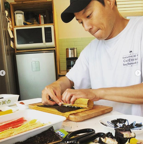 Actor Lee Chun-hee challenges to make Gimbap for daughter SoyouOn the 11th, Lee Chun-hee told his Instagram, It is not easy to make kimbap for Soyou for a long time!I have fun ~ ~ ~ ~ # Soyou # Jun ~ ~ # Gimbap ending and posted a picture.In the photo released, Lee Chun-hee is wearing Gimbap for her daughter.In addition to the basic Gimbap, Lee Chun-hees amazing handmadeness, which made Gimbap in the shape of a face, attracts attention.So the reaction of colleagues is explosive: Actor Gong Hyo-jin looks at the face Gimbap made by Lee Chun-hee and says, The best standard!, and Actor Lee Ki-woo was surprised to say, Oh, great. Actor Dong Hyun Bae also said, Just one mouth, and Actor Jeon Hye-bin also envied, Is the second one under the top standard? Soyou would be good.Meanwhile, Lee Chun-hee is married to Actor Hye-Jin Jeon and has an 11-year-old daughter Soyou, who recently appeared in the JTBC drama Law School.
