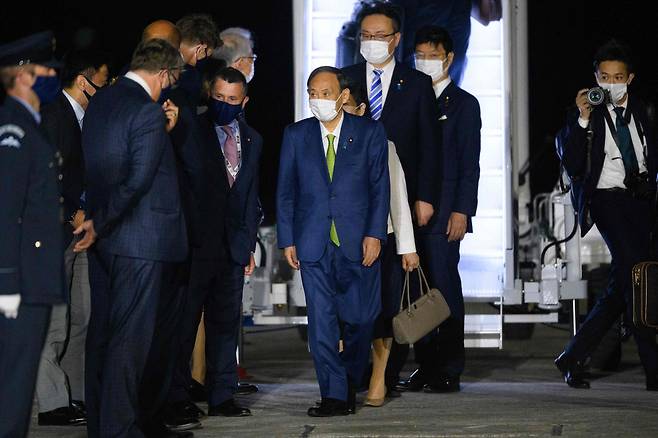 스가 요시히데 일본 총리가 주요 7개국(G7) 정상회의 참석을 위해 11일(현지 시각) 영국 세인트모건의 콘월 공항에 도착하고 있다. /연합뉴스