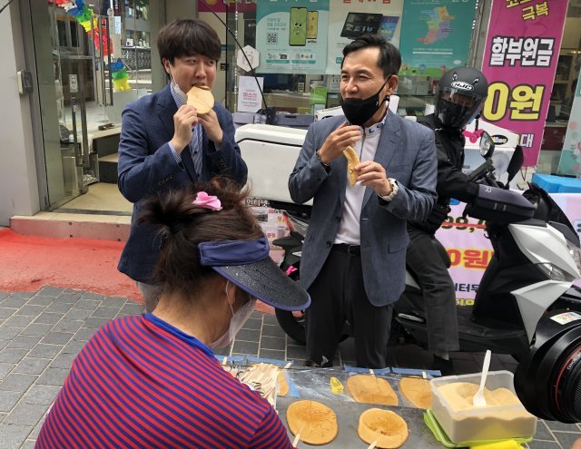 이준석 국민의힘 당대표 후보(왼쪽)가 5일 강원 춘천시를 방문해 김진태 전 의원과 ‘달고나’를 먹고 있다.(이준석 캠프 제공) 2021.6.5/뉴스1