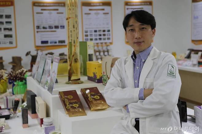 국립원예특작과학원 인삼특작부 이대영 박사가 지난 7일 자신이 개발한 기술을 이전해 개발한 제품들을 배경으로 사진을 찍었다. 인삼특작부 /사진=정혁수
