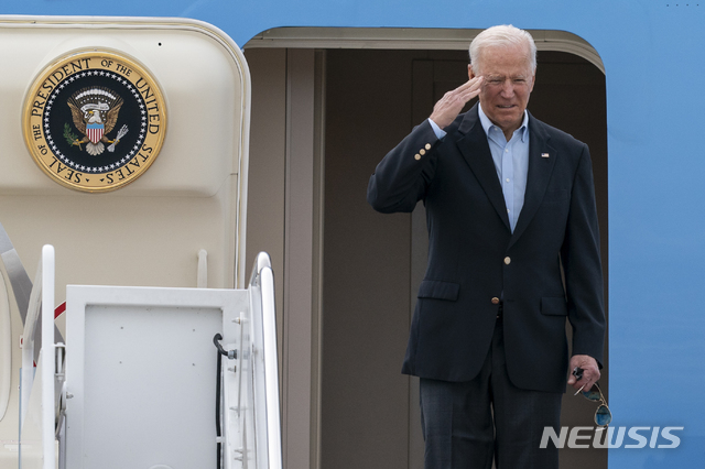 [메릴랜드=AP/뉴시스]조 바이든 미국 대통령이 9일(현지시간) 앤드루 공군기지에서 에어포스원 전용기에 오르며 인사하고 있다. 2021.6.9.