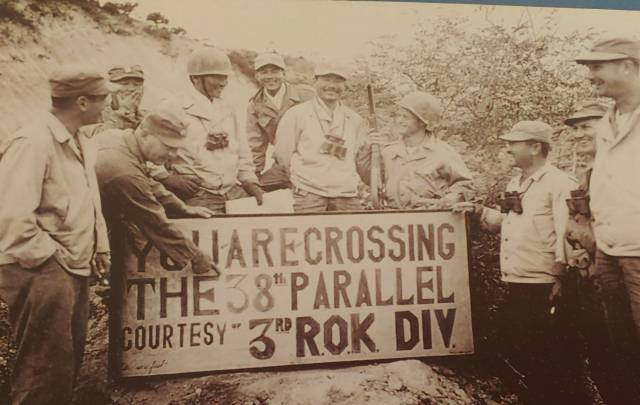 ▲ 전쟁기념관에 전시되어 있는 국군의 38선 돌파기념사진. 북진은 결국 중국의 참전을 초래해 전쟁의 장기화를 기져왔다. ⓒ손호철