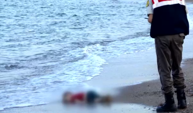 시리아 난민 꼬마가 해변에서 숨진 채 발견된 장면을 찍은 사진