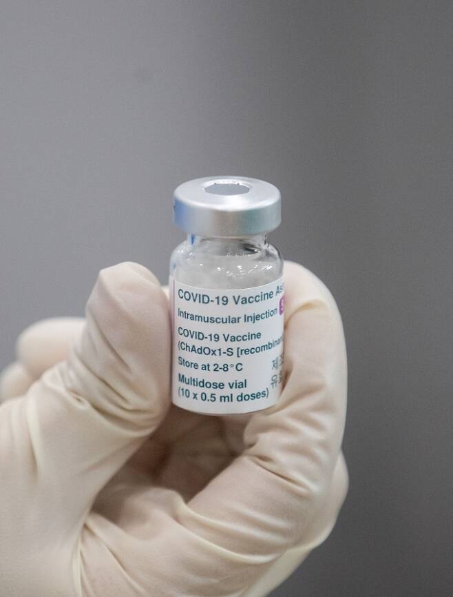 전국적으로 코로나19 백신 접종이 시작된 26일 서울 성동구보건소에서 노인요양시설 요양보호사가 아스트라제네카 백신 접종을 받고 있다. 사진공동취재단