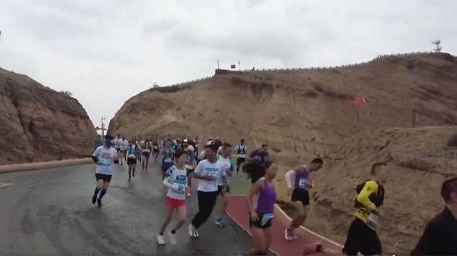 지난달 22일 중국 간쑤성에서 열린 산악 마라톤 경기 모습