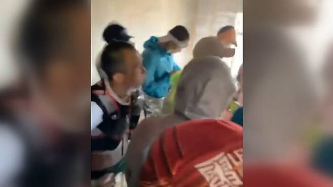 대피소로 피신한 선수들