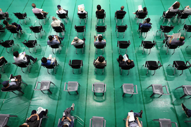 11일 오후 서울 동대문구체육관에 마련된 예방접종센터에서 시민들이 접종 후 이상반응 모니터링을 위해 앉아있다. 연합뉴스