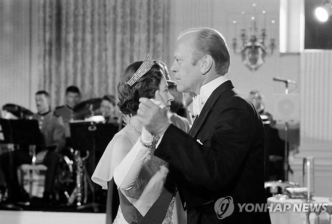 1976년 미국 방문 중 백악관 환영 만찬에서 제럴드 포드 당시 대통령과 춤을 추는 엘리자베스 여왕 [AP=연합뉴스 자료사진]