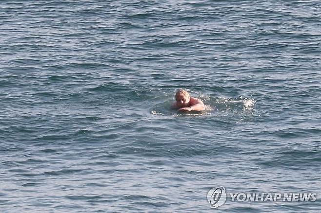 G7 정상회담 이튿날 아침 바다에서 수영 하는 보리스 존슨 영국 총리 [AFP=연합뉴스]