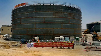 On-site workers celebrated the completion of the first molten salt tank hydro test for the Parabolic Trough Plant-II (PT2) of the fourth phase of Mohammed bin Rashid Al Maktoum Solar Park (PRNewsfoto/Shanghai Electric)