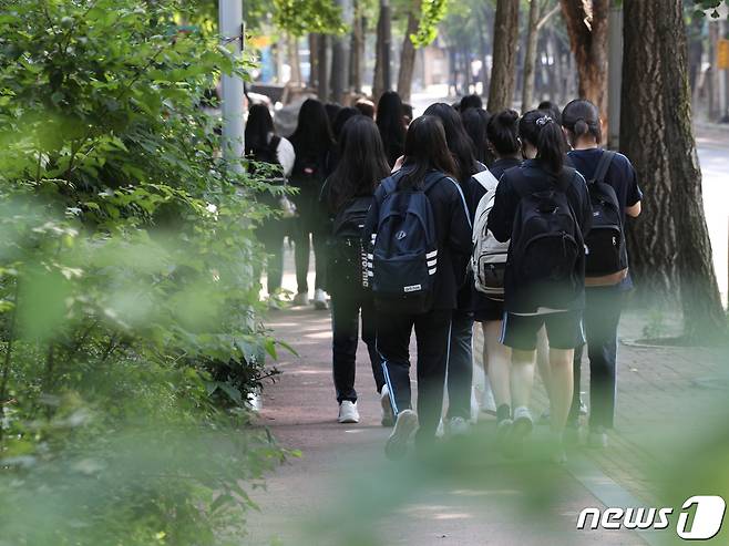 지난 2일 오후 서울의 한 중학교에서 학생들이 하교를 하고 있다.  2021.6.2/뉴스1 © News1 신웅수 기자