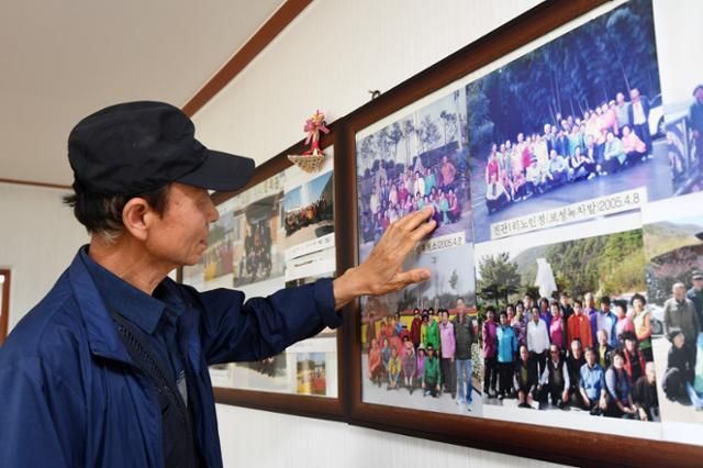 경기 남양주시 진건문화마을에 사는 박한규씨가 마을회관에 걸린 옛 사진을 보며 이웃들과의 추억을 회상하고 있다. 홍인기 기자