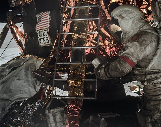 1972년 12월 달에 착륙해 활동 중인 아폴로 17호 우주비행사 진 서넌의 모습. 우주복 전체에 달 먼지가 잔뜩 묻어 있다.  NASA 제공