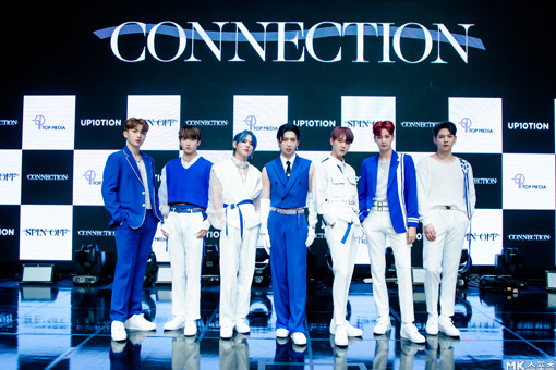 On the afternoon of the 14th, UP10TIONs second album CONNECTION Online Media Showcase was held.UP10TION members have photo time ahead of Showcase.Photo: TOP Media Provides