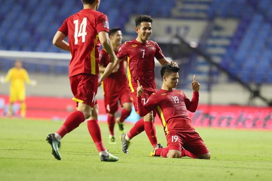8일(한국시간) 인도네시아와 2022 카타르 월드컵 아시아지역 2차 예선 6차전에서 응우옌 티엔린이 선제골을 넣은 뒤 환호하고 있다. 연합뉴스 제공