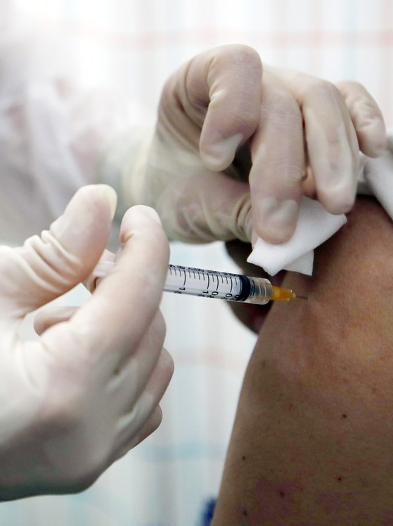 정부가 고령층에 신종 코로나바이러스 감염증(코로나19) 백신을 우선 접종하고자 사전 예약을 받고 19일까지 접종을 진행하는 가운데 아스트라제네카(AZ) 백신 물량 부족으로 전국 곳곳에서 예약 취소 통보가 이어지고 있다. 연합뉴스