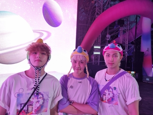 Group BTS members V, J-Hope, and RM have created a cute charm.On the 15th, BTS official Twitter posted two photos of V, J-Hope and RM.BTS held an online fan meeting BTS 2021 MUSTER Microspace on the 13th and 14th.This is a performance prepared by BTS to celebrate the 8th anniversary of DeV with fans around the world; members celebrated the anniversary by performing a spectacular live stage on the outdoor stage.The three are standing side by side in the BTS 2021 MUSTER microcosm commemorative T-shirt, all smiling lightly and staring at the camera.Especially, the unique Hat on the head catches the eye.V showed off her adorableness with Wave Hair, while also revealing her superior physicality that she couldnt hide.J-Hope sniped the fan with a cute braided hair with a new Hair color and Hat color.RM emits charisma with a chic expression, but makes people smile when they smack Hat.The netizen who saw this responded, We were saying the same thing, the light of each other, We were happy! Congratulations on the 8th anniversary, we will all walk the flower road until the day we meet again.