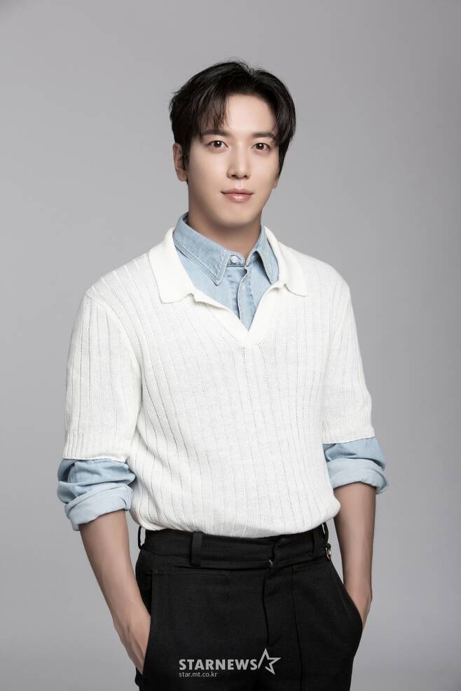 Jung Yong-hwa was well received for his new appearance in the role of a fraudster, a psychic, in the Real Estate.Oh In-bum, played by Jung Yong-hwa, is the most colorful person in the story.Jung Yong-hwa expanded his spectrum as an actor, digesting action, anger, and misty acting as a soulful soul as well as a face of a crooked fraud./ Photos provided = FNC Entertainment