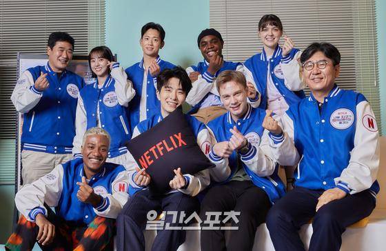 16일 오전 온라인 생중계로 진행된 넷플릭스 시리즈 '내일 지구가 망했버렸으면 좋겠어' 제작발표회에 참석한 주역들이 포토타임을 갖고 있다. '내일 지구가 망했버렸으면 좋겠어'는 오늘도 정답없는 하루를 사는 국제 기숙사 학생들의 사랑과 우정, 웃음을 담아낸 단짠 청춘 시트콤으로 오는 18일 공개된다. (사진제공 : 넷플릭스)