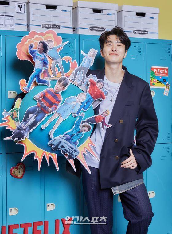 배우 최영재가 16일 오전 온라인 생중계로 진행된 넷플릭스 시리즈 '내일 지구가 망했버렸으면 좋겠어' 제작발표회에 참석해 포토타임을 갖고 있다. '내일 지구가 망했버렸으면 좋겠어'는 오늘도 정답없는 하루를 사는 국제 기숙사 학생들의 사랑과 우정, 웃음을 담아낸 단짠 청춘 시트콤으로 오는 18일 공개된다. (사진제공 : 넷플릭스)