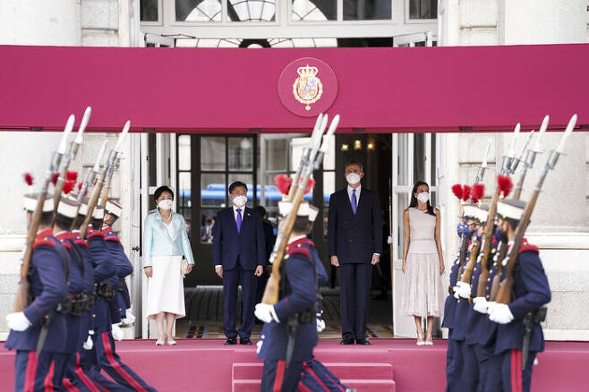 문 대통령과 펠리페 6세 국왕 부부가 함께 공식 환영식에서 왕실 근위대와 기마병 분열을 관람했습니다.