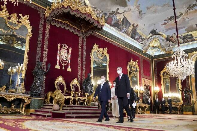 문 대통령과 펠리페 6세 국왕 내외가 마드리드 왕궁 국빈만찬장으로 이동하고 있습니다.
