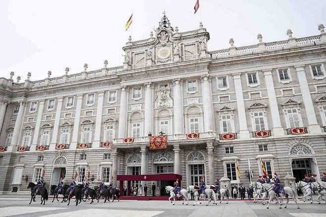 문 대통령과 펠리페 6세 국왕 부부가 함께 마드리드 왕궁에서 열린 공식 환영식에 참석했습니다.