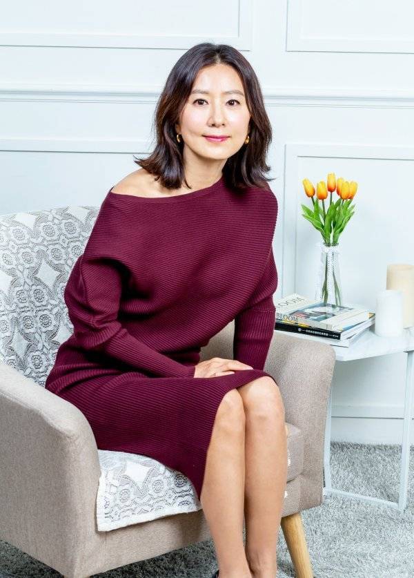 배우 김희애가 다양한 예능무대로 시청자를 만난다. 사진제공|리틀빅픽처스