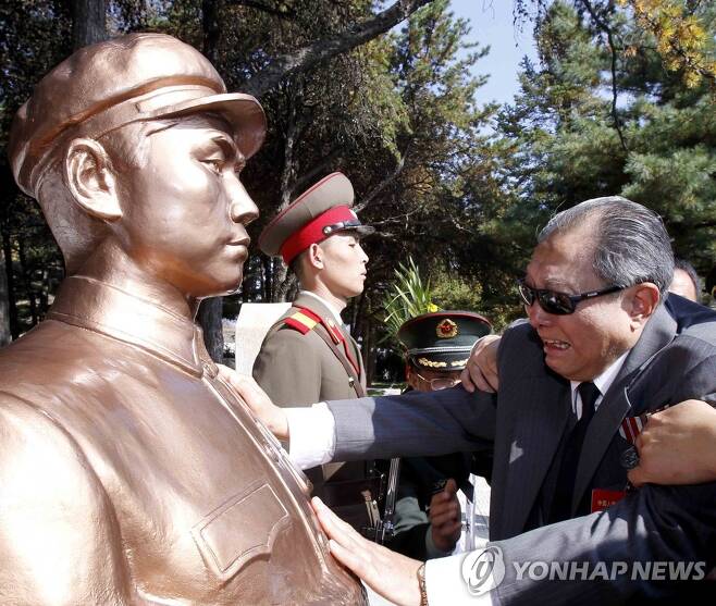 평안남도 회창군에 위치한 마오쩌둥 아들의 묘를 방문한 중국인 [신화=연합뉴스 자료사진]