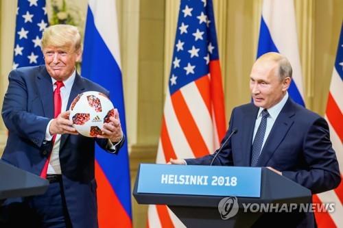2018년 7월 공동회견에서 푸틴에게 축구공 선물받은 트럼프(왼쪽) [EPA=연합뉴스]