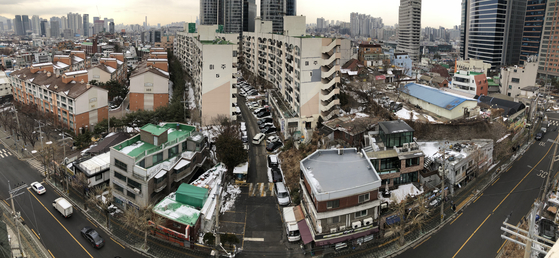 Pictured above is an old neighborhood in Dongja-dong near Seoul Station in central Seoul. The area was designated for regeneration in February by the Seoul city government and central government. [YONHAP]