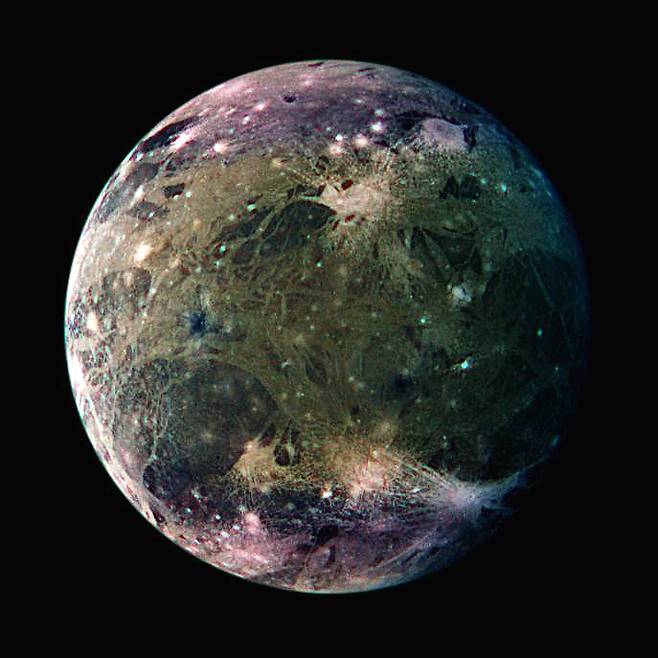 갈릴레오 탐사선이 1999년에 촬영한 가니메데.사진=NASA/JPL-Caltech