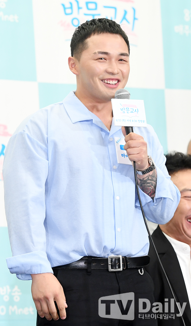 Rapper Microdot has also announced a second comeback in the controversy over his parents debts, with criticism from netizens pouring into his shameless move.Microdot said on his 16th day, My Story will be released at 6 pm tomorrow evening.He added, I hope you can sympathize with Microdots new music, which grows and is sincere, and listen with a smile.Microdots comeback comes about nine months after the album PRAYER, released last September.At the time, Microdot wrote, My responsibility and sorry for the song Responsibility.I am going to talk about the feelings I felt with a lot of reflection and self-reflection and courage to sing. The Sight for this comeback is not a fine one either, as his parents were caught up in debt-to-equity controversy earlier.The How music video composition window, which was pre-released through the YouTube channel, has various comments mixed with profanity.Microdots parents were arrested last April on fraud charges.In the 1990s, Jecheon, Chungbuk Province, borrowed 400 million won from 14 relatives and acquaintances, and then escaped to New Zealand without paying them back.When the fact became known late in 2018, Microdot got off all the programs he was appearing on, and his parents were arrested and charged.In the first trial, the court handed the two three years in prison and one year in prison respectively, but both of them submitted an appeal because they were unjustified.However, even in the appeal, the court dismissed the appeal and confirmed the sentence, saying, The Judgment brother is not light or heavy in the court.Microdots parents are now giving up their appeal and serving time.The publics Sight of watching Microdots comeback is cold because of this past, and the behavior that Microdot and his parents did before the event broke out is disrespectful.Microdots parents have been happy to see Lee Duk-hwa on Channel A Urban Fishery, whether they have forgotten that they are fleeing in the past.In addition, Microdot boasted 1.9 billion won luxury house in MBC Everlon Video Star.No matter how much Microdot can not be held responsible for legal sit-in, I can not say that Microdot, who has been full for 20 years due to parental fraud, is not responsible.In addition, his apology does not compensate for the life of 14 people who have lived in pain for a long time.There is a growing interest in whether Microdot can be forgiven and supported by the public as much as music.