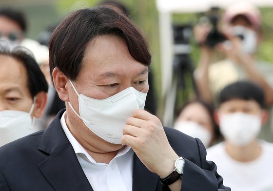 윤석열 전 검찰총장이 지난 6월 9일 오후 서울 중구 남산예장공원 개장식에서 마스크를 고쳐쓰고 있다. 우상조 기자