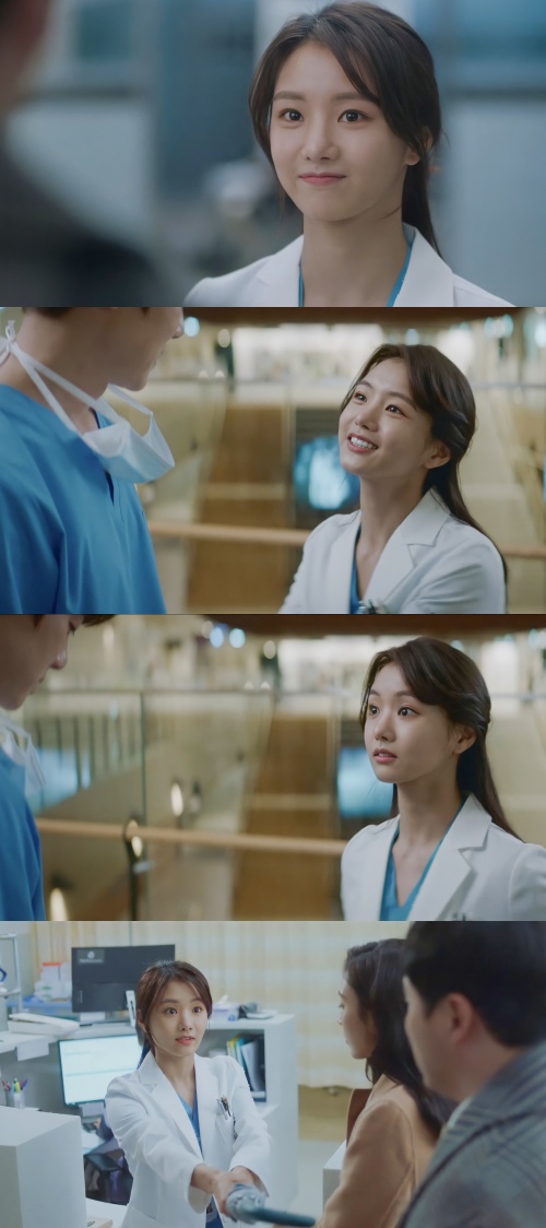 Actor Lee Se-hee appeared as a new person on TVNs Sage Doctors Life Season 2 (playplayplay by Lee Woo-jung, director Shin Won-ho, planning tvN, production Eggscoming), which was first broadcast on the 17th, and took a proper picture of the eyes.The Spicy Doctor series is a drama about 20 years old friends who can see people living in a special day and eyes at the Hospital, which is called the miniature of life where someone is born and someone ends life.The common spicy taste hut, there was no triangular relationship, but it was a healing drama that gave a calm smile and impression in the background of busy Hospital.Lee Se-hee appeared as an emergency room fellow Jang So Ye in the play, capturing the attention of viewers with his charming and lovely Tonton David splash.On the first broadcast of the day, Jang So-ye first met Yang Seok-hyung (Kim Dae-myung) with the introduction of Bong Kwang-hyun (Choi Young-joon).Jang So-ye handed an umbrella to Yang Seok-hyung and Yang Seok-hyungs ex-wife Yoon Shin-hye (Park Ji-yeon), saying, There is a lot of snow.Jiang So-ye met Ahn Jung-won (Yoo Yeon-seok) in the Hospital corridor and asked him to buy coffee, saying he was on duty, but handed him a name tag and looked at Ahn Jung-won, who hit the iron wall, with embarrassed eyes and laughed at viewers.The netizens who watched the broadcast responded such as The emergency room teacher keeps going, I think it will be my best Sam, Jangsoye is so cute, Lee Se-hee is so cute and acting well.Lee Se-hee said through his agency Family Entertainment, I can not believe that there is an opportunity to act with the script of director Shin Won-ho and writer Lee Woo-jung. It is so exciting and honorable to act in the same space as those who are so good.I will do my best to make sure that I do not become a person in the work. I am very grateful to Shin Won-ho for giving me a good opportunity. Family Entertainment, Broadcasting Capture