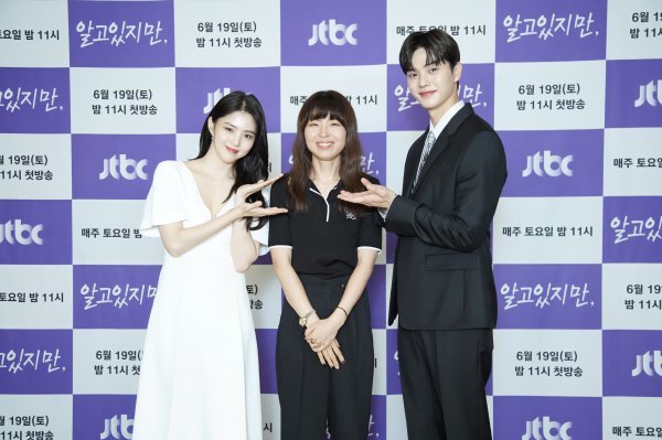 I know, but director Kim Garam called for expectations for R-rate formation.Director Kim Garam explained that some of the sessions were organized as R-rate at the JTBCs new drama I Know, which was broadcast live on Naver TV at 2 pm on the 18th.R-rate is a drama that has a lot of original thoughts, but children over 19 years old are doing what they can do, and the action may be what 19-year-old children can not see, so it is organized as R-rate, he said.You can expect it because its more than you can imagine.I know, based on the popular Naver Webtoon of the same name, is a drama about the romance of Park Jae-hyun, a man who wants to ride, even though love is a woman who wants to do love and love.Song Gang and Han So-hee, the youth stars, will appear in the film, which depicts the rugged reality of young people aged twenty-two. Tomorrow (19th) Saturday night, the first broadcast at 11 p.m.