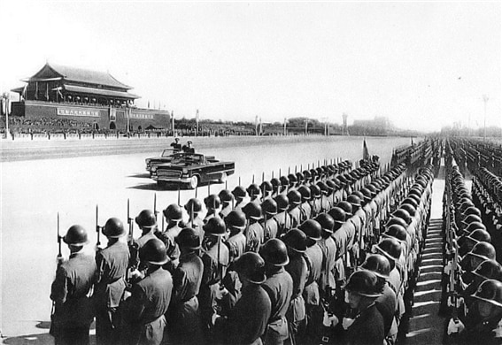 <1959년 10월 1일, 톈안먼 광장에서 건국 10주년을 맞아 열병식을 거행하는 국방부장 린뱌오/ 공공부문>