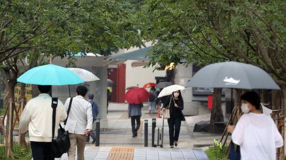 서울 세종로 광화문 네거리 인근에서 우산 쓴 시민들이 발걸음을 재촉하고 있다. 2021.6.15/뉴스1 © News1 김명섭 기자 /사진=뉴스1