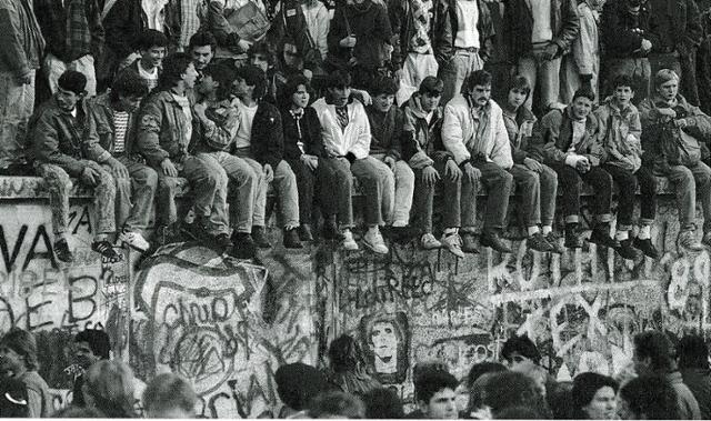 1989년 11월 10일 동독(東獨)의 국경개방 조치로 베를린 장벽이 무너지자 베를린 장벽 위에 올라가 환호하는 동·서독인들. 한국일보 자료사진