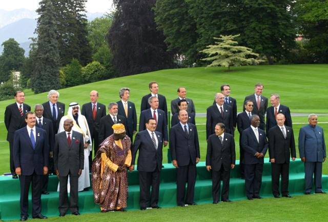 2003년 6월 G8 정상회의가 열린 프랑스 휴양지 에비앙에 있는 로얄 호텔에서 세계 지도자들이 기념 촬영을 하고 있다. 러시아는 이때 처음 G8 정식 회원국 자격으로 참석했다. 연합뉴스