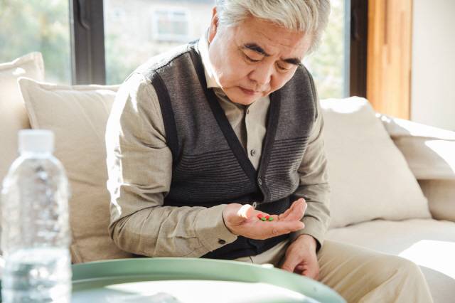 노인은 약물 부작용 발생 가능성이 높아 주의가 필요하다/사진=클립아트코리아