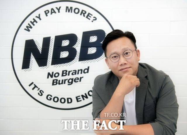 이재호 신세계푸드 NBB메뉴개발팀 파트장(사진)은 "노브랜드버거 개발 단계부터 재료만 많이 들어가서 맛이 희석되고 볼륨감만 큰 버거보다 기본에 충실한 맛을 내고자 했다"고 말했다. /이동률 기자