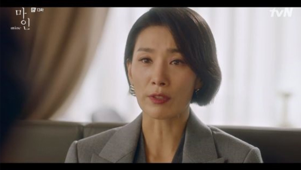 Im Sexual Minority. Im the only woman I love. Im sorry. Not told. Ill divorce you if you want.But now its not good at the time. Wait until I bring down Han Ji-yong (Lee Hyun-wook). How easy was it to say that?In the TVN Saturday drama , Jeong Jeong-hyeon (Kim Seo-hyung) carefully performs a Coming Out to her husband, Han Jin-ho (Park Hyeok-kwon), at a restaurant for a long time.Of course, that caution is not the caution that Jung Seo-hyeon does not acknowledge himself as sexual minority.It is a caution that comes out of courtesy and consideration for Hanjin-ho, who has lived as a couple and has never shared a couples affection, but at least tied to a couple.Jung Seo-hyeon is not ashamed of anything or is wrong about anything, but I am sorry for at least being married to a han jin-ho.But this han jin-hos reaction is surprising: Did you meet her all your marriage? Did you sleep with her while living with me?I ask this question, and when I say that I have never done it, I say, So it is not an affair.It may be because there is no such thing as a couples affection for Jung Seo-hyeon, but Hanjin-ho surprisingly does not reveal prejudice against sexual minority.He is relieved that he did not have an affair rather than surprised that his wife was sexual minority, and he throws it that he is better than himself (who had been involved in an affair).Jung Seo-hyeon, too, has little affection for her husband, but she is at least trying to be polite.This is enough to be a reason for divorce and so that he will accept whatever decision Han Jin-ho makes.He again apologizes to his husband for cheating on him, giving him a clue that there is no reason to apologize to anyone for my identity.This scene of the drama is actually a great event that has to hide the fact that this drama is sexual minority while dealing with the person called Jeong Seo-hyun (?), which is a turning point in some opinions that it reveals prejudice against sexual minority.The story of Han Ji-yong, who learned that Jeong Seo-hyun was a sexual minority, and Lee Yong as a weakness was developed not because of prejudice against sexual minority but rather because he tried to reveal the prejudice of reality.In fact, the fact that Jung Sung-hyuns coming out to Hanjin-ho and her husband who accepts it coolly in the world are the sincerity of this drama in sexual minority.Han Jin-ho sympathizes with the reality of this chaebol, saying, I could not have been forced to Jeong Seo-hyun, who apologizes for the fact that he deceived his identity and married.He says, I am fresh about listening to all of those sounds while living to Jeong Sung-hyun, who says he is sorry again.Jeong Seo-hyun, who wants to open up (his sexual identity) and start, says that he will sit down at Kim Do Hoon and push Han Ji-yong out.You do it. Ill push you. But youre not gonna let me know? Whats your sexual identity with Kim Do Hoon? Im not getting divorced.Its a shame. Lets eat it. Lets try it. Its a couples meal.To say, What does Kim Do Hoon ability and sexual identity have to do with Han Ji-yong, who is trying to accept the worlds cool Coming Out, to break down Lee Yong-hyun and to sit down at Kim Do Hoon?The scene even felt touching to viewers because it contained the mind of Choi Siwon, the drama that smashes prejudice against sexual minority.jung deok-hyun columnist