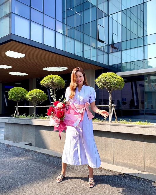 Broadcaster Hyun Young showed the dignity of selling out the Home Shopping broadcast at dawn.On the 20th, Hyun Young posted an article and a photo on his SNS saying, I am happy to start the day even with a pleasant flower gift.In the photo, Hyun Young is smiling brightly with a bouquet of roses in a bright dress.Hyun Young is surprised to see the class of annual sales 8 billion CEO, which sells all the products sold on Home Shooting broadcast at dawn.Meanwhile, Hyun Young married Husband, a financial worker in 2012, and has one male and one female. He runs an annual sales 8 billion won clothing business.hyun young SNS