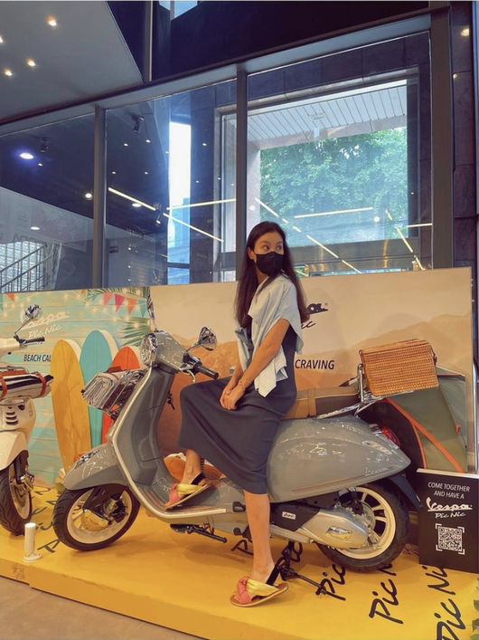 Actor Ko So-young falls into ScooterOn the afternoon of the 20th, Ko So-young posted several selfies on his personal SNS, saying Mint & Gray.Ko So-young in the photo is riding a Scooter in a bike shop.Ko So-young is touching the Scooter carefully with the eyes that seem to buy soon.Ko So-young also paired jeans with a purple T-shirt and backpack, and presented a reliable fashion sense even if he was a college student.In particular, Ko So-young laughed at the comment of the fan asking, What color did you do?On the other hand, Ko So-young married Jang Dong-gun in 2010 and has one male and one female.Ko So-young SNS
